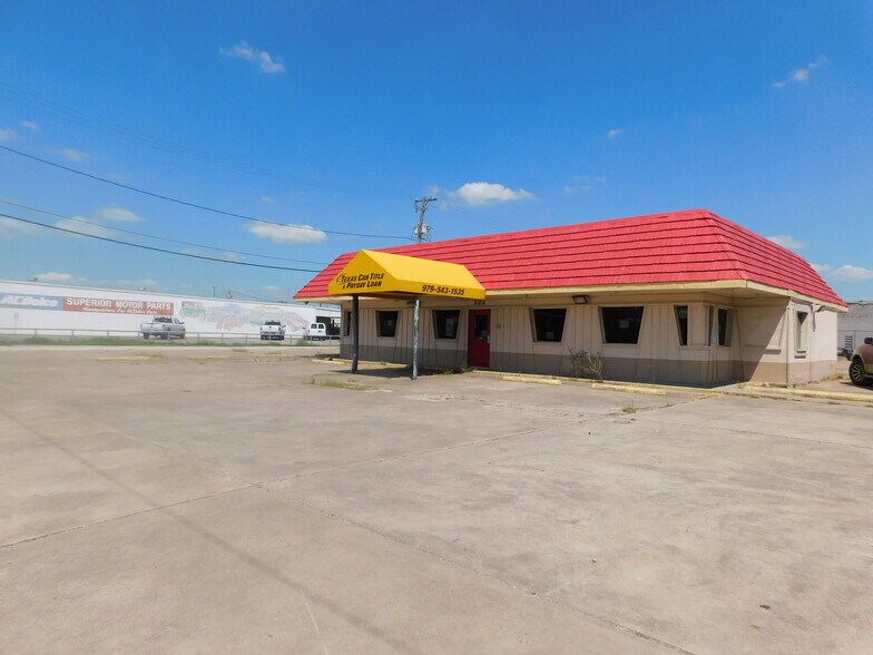 More Photos Of 202 N Mechanic St, El Campo Office For Lease