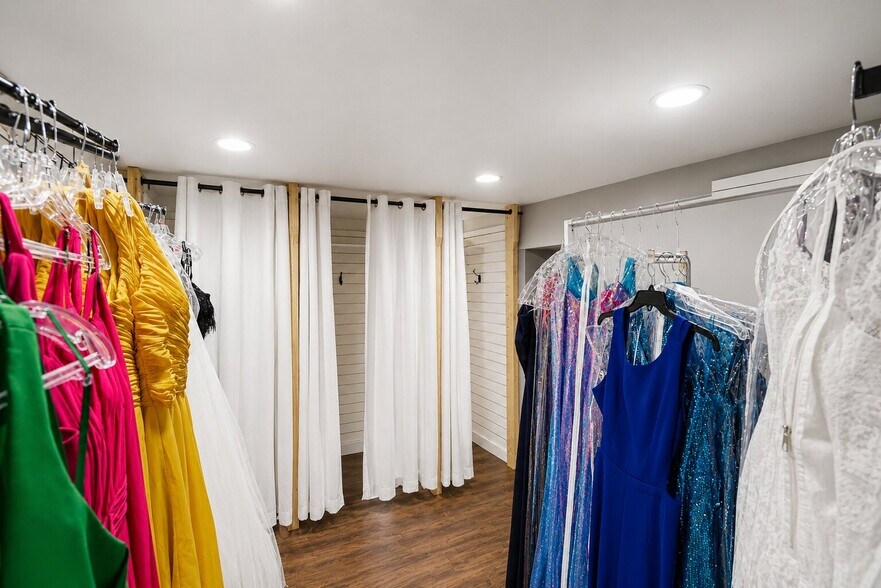 More Photos Of 9010 Main St, Woodstock Freestanding For Sale