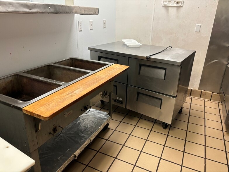 More Photos Of 210 N Lewis Ave, Oglesby Restaurant For Lease