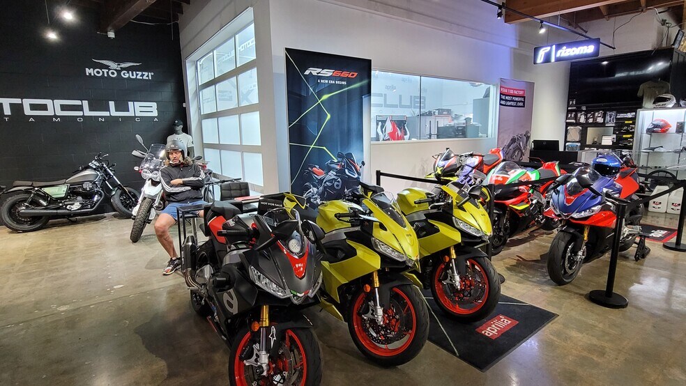 More Photos Of 2011-2013 Lincoln Blvd, Santa Monica General Retail For Sale