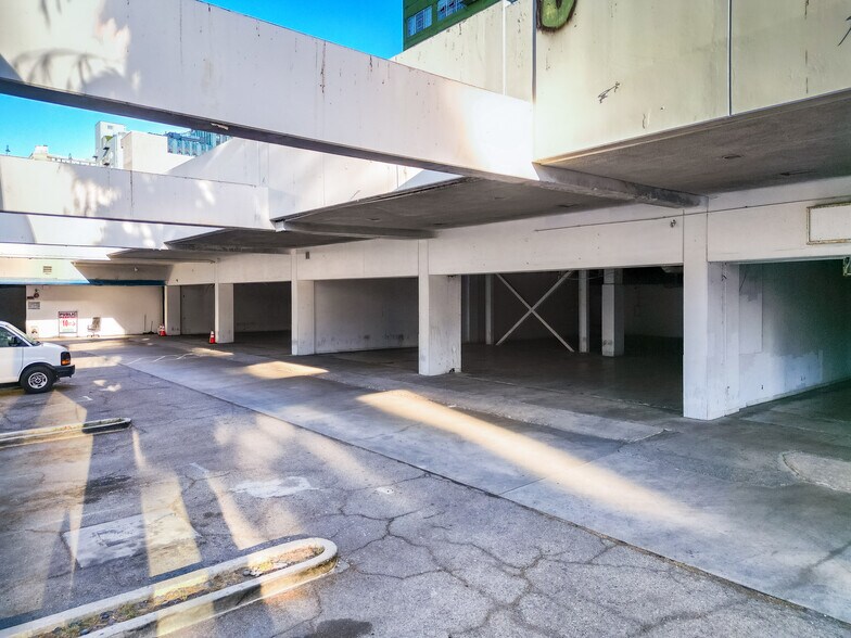 More Photos Of 940 S Hill St, Los Angeles Freestanding For Sale