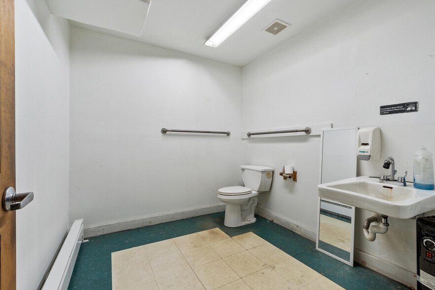 More Photos Of 181 Main St. Unit B St, Orange General Retail For Lease