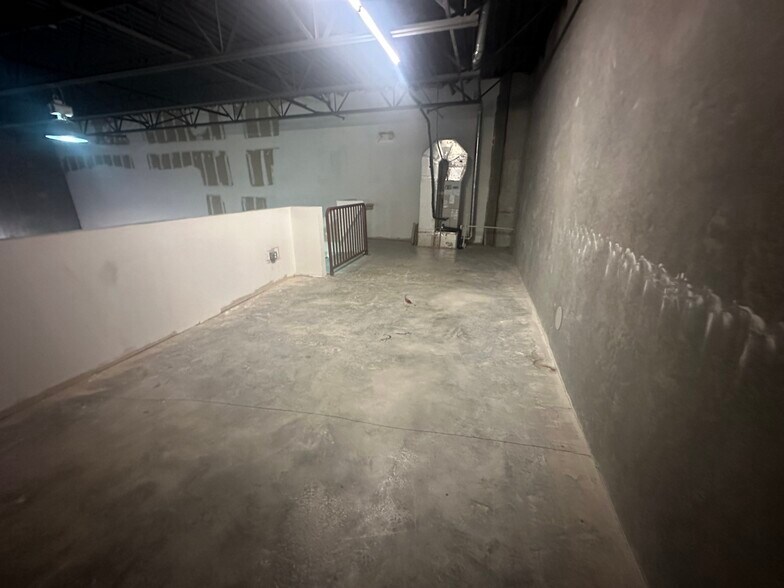 More Photos Of 585 NW Mercantile Pl, Port Saint Lucie Light Manufacturing For Sale