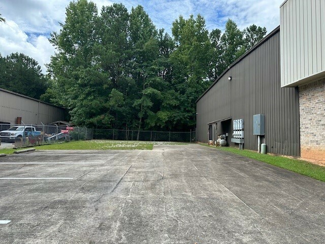 More Photos Of 210 Andrew Dr, Stockbridge Warehouse For Sale