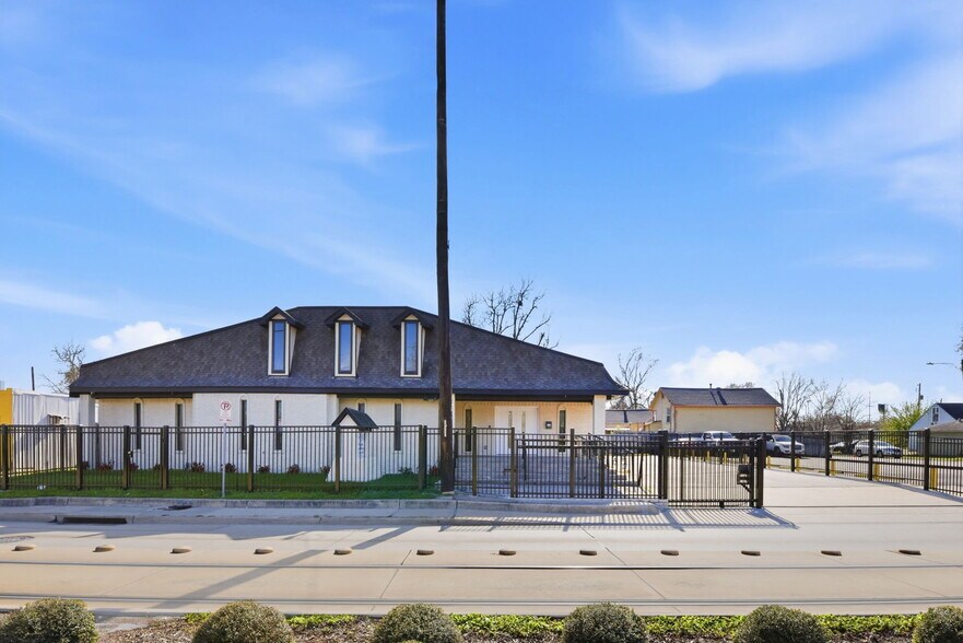 More Photos Of 3911 Fulton St, Houston Religious Facility For Lease