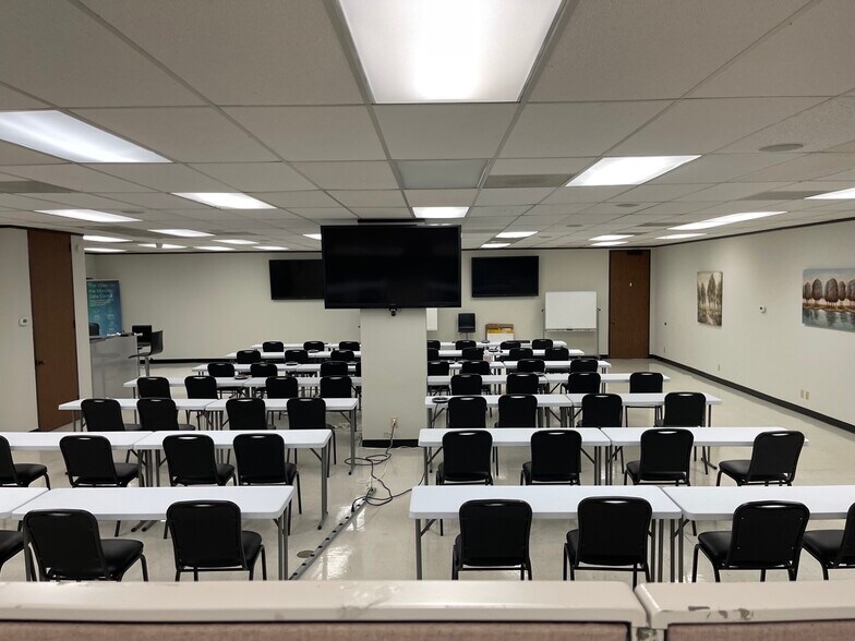 More Photos Of 10595 Westoffice Dr, Houston Light Distribution For Lease