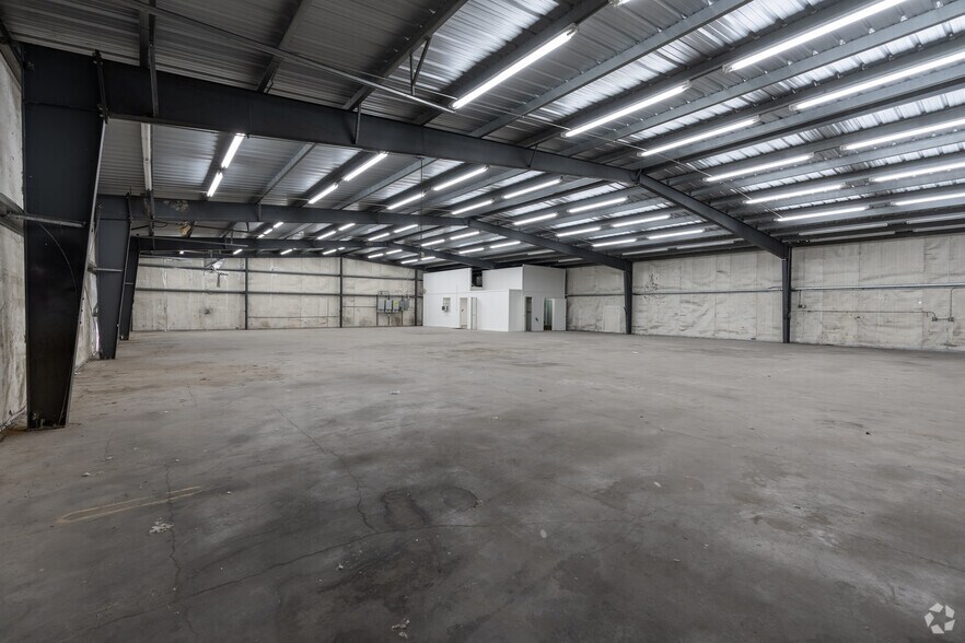 More Photos Of 2463-2517 S Riverside Dr, Fort Worth Manufacturing For Lease