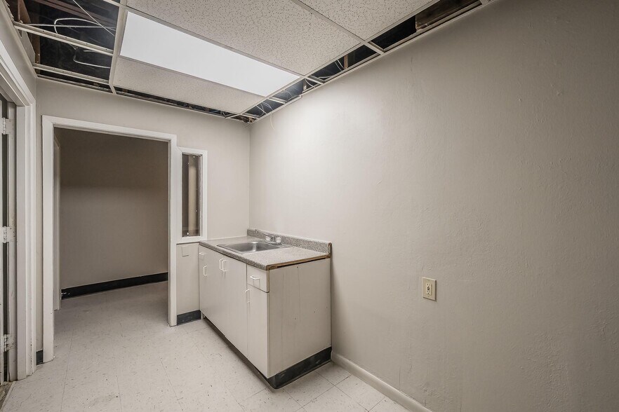 More Photos Of 5704 James Ave, Fort Worth Storefront Retail Office For Sale