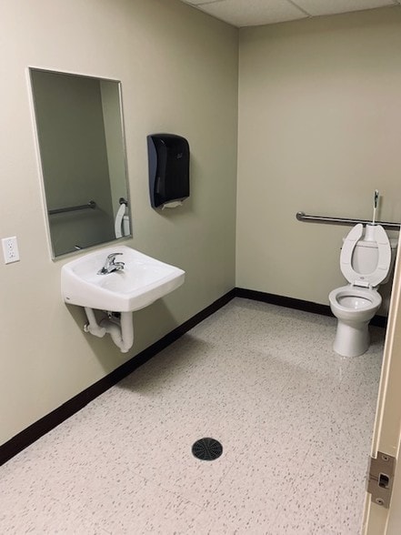 More Photos Of 909 S 14th St, La Porte Warehouse For Lease