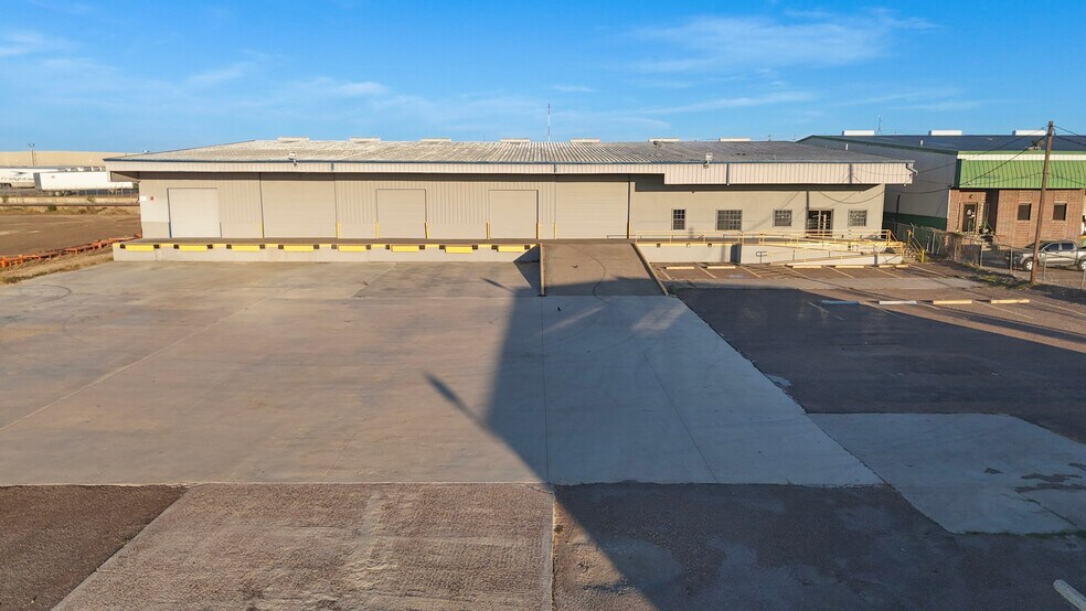Primary Photo Of 13505 Regional Dr, Laredo Warehouse For Lease