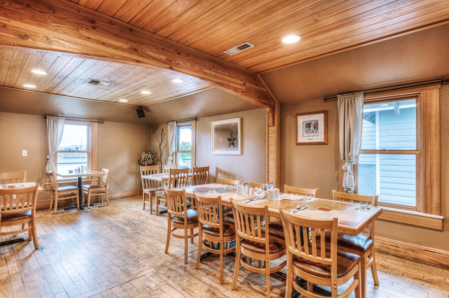 More Photos Of 614 NW Cedar Ave, Redmond Restaurant For Sale