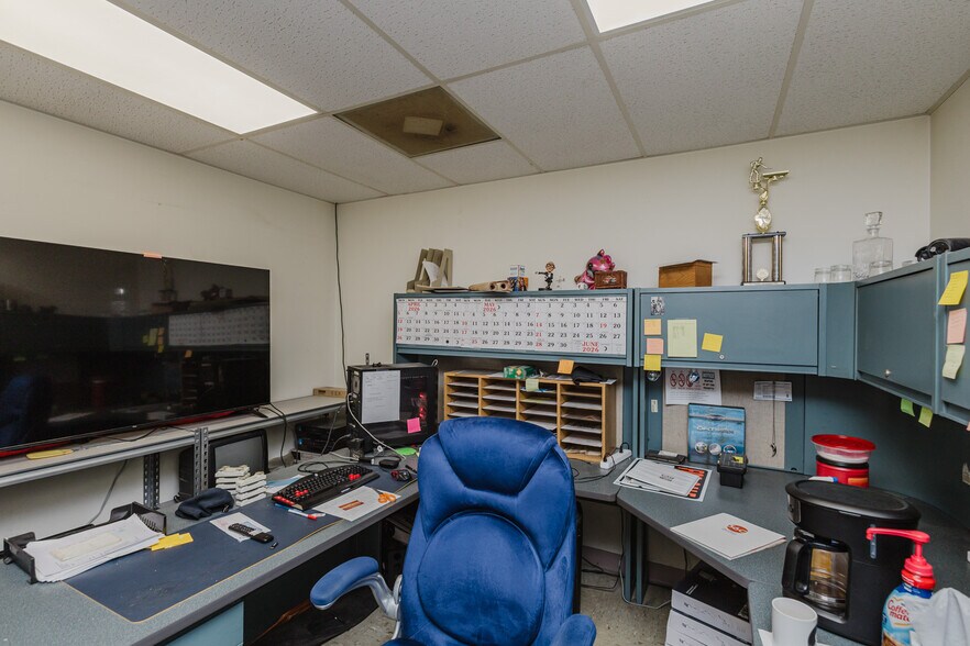 More Photos Of 2555 N Market St, Wichita Auto Repair For Sale