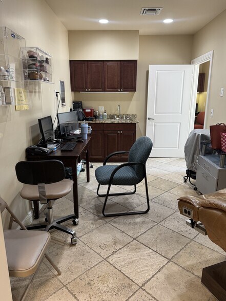 More Photos Of 300-322 NW Bethany Dr, Port Saint Lucie Coworking Space