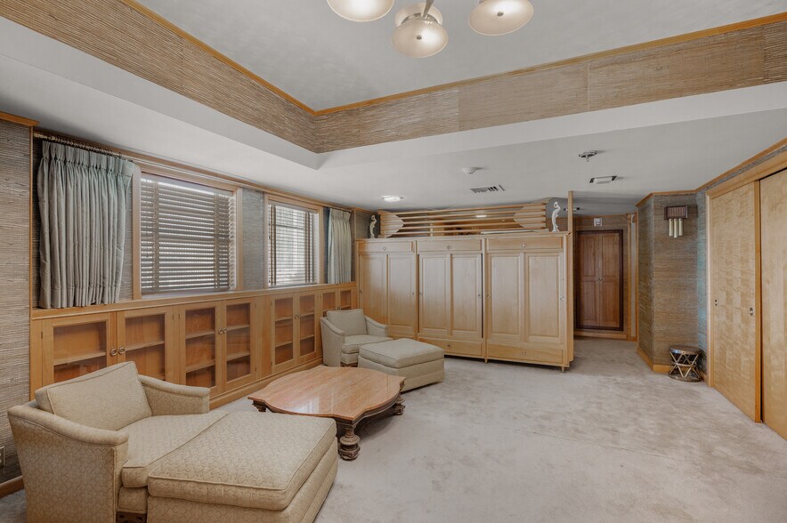 More Photos Of 531 W Main St, Denison Office For Sale