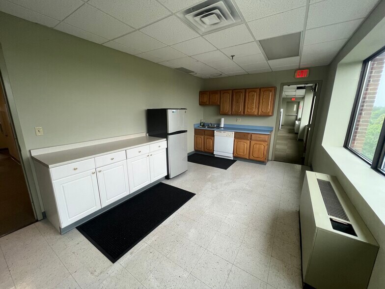 More Photos Of 228 Maple St, Manchester Office For Sale