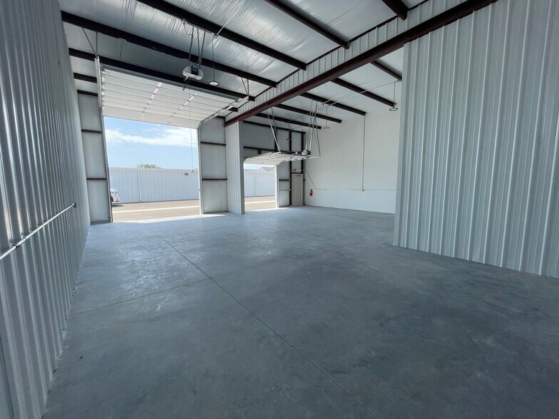 More Photos Of 325 Greenhouse Rd, Centerton Flex For Lease