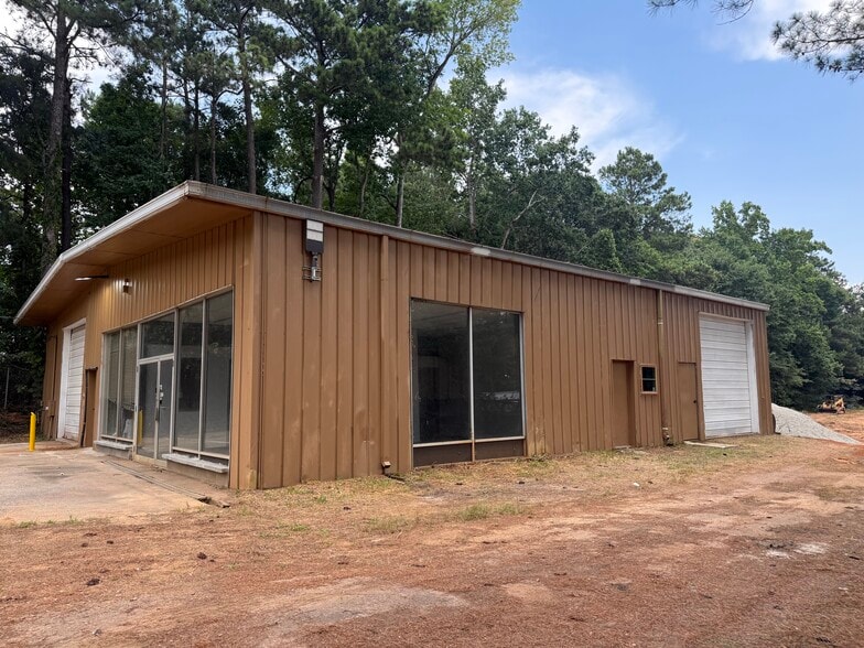 More Photos Of 1350 Commerce Dr, Stockbridge Warehouse For Lease