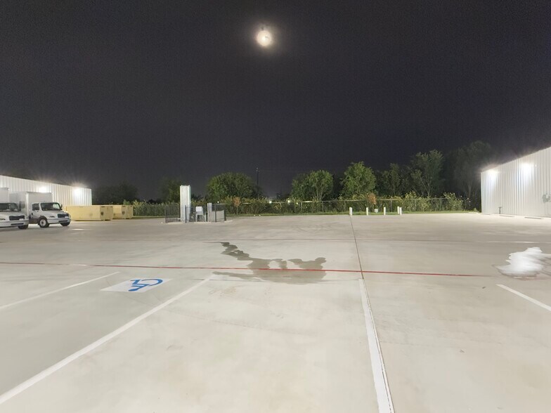 More Photos Of 10115 Belknap Rd, Sugar Land Warehouse For Lease