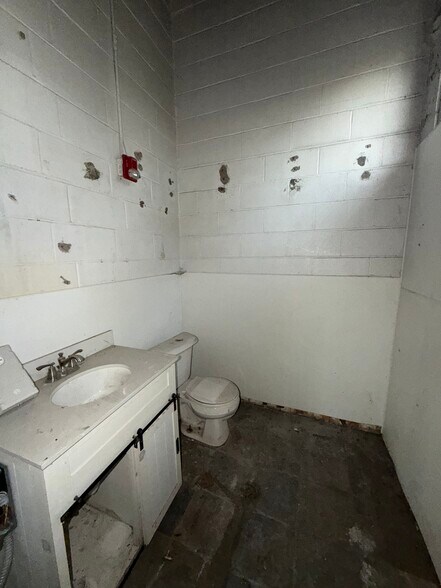 More Photos Of 6N592 Route 25, Saint Charles Freestanding For Sale