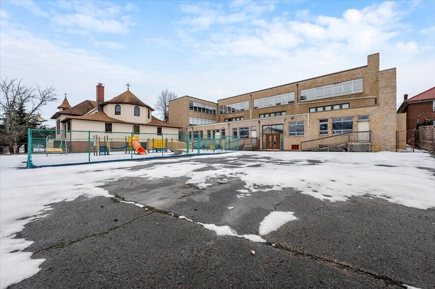 More Photos Of 90 Henry St, Inwood Office For Lease