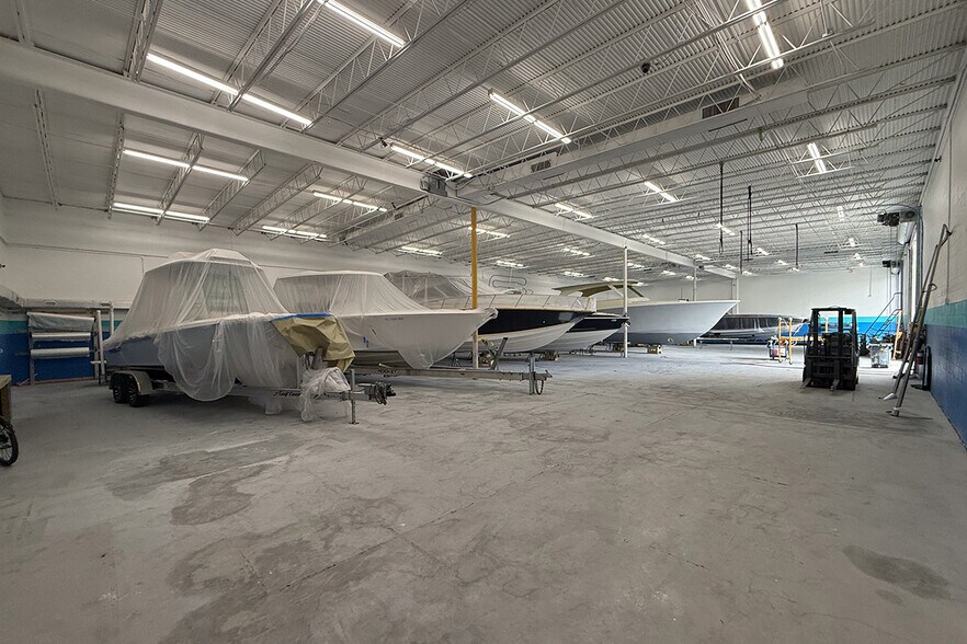 More Photos Of 3601 SE Dixie Hwy, Stuart Warehouse For Lease
