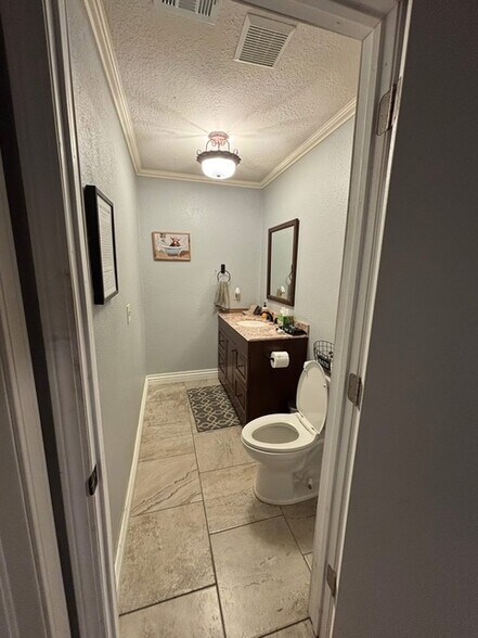 More Photos Of 511 Tower Cir, Oklahoma City Distribution For Lease