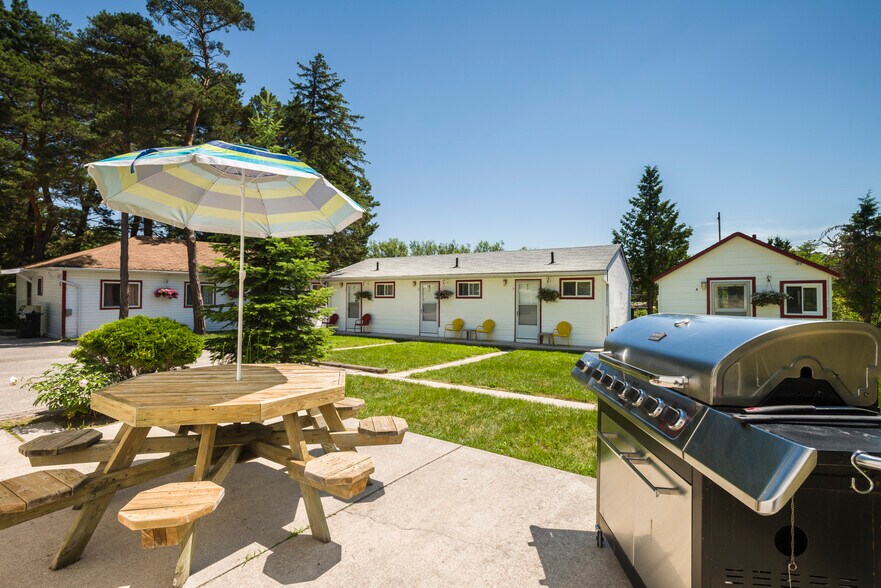 More Photos Of 169 Mosley St, Wasaga Beach Hotel For Sale