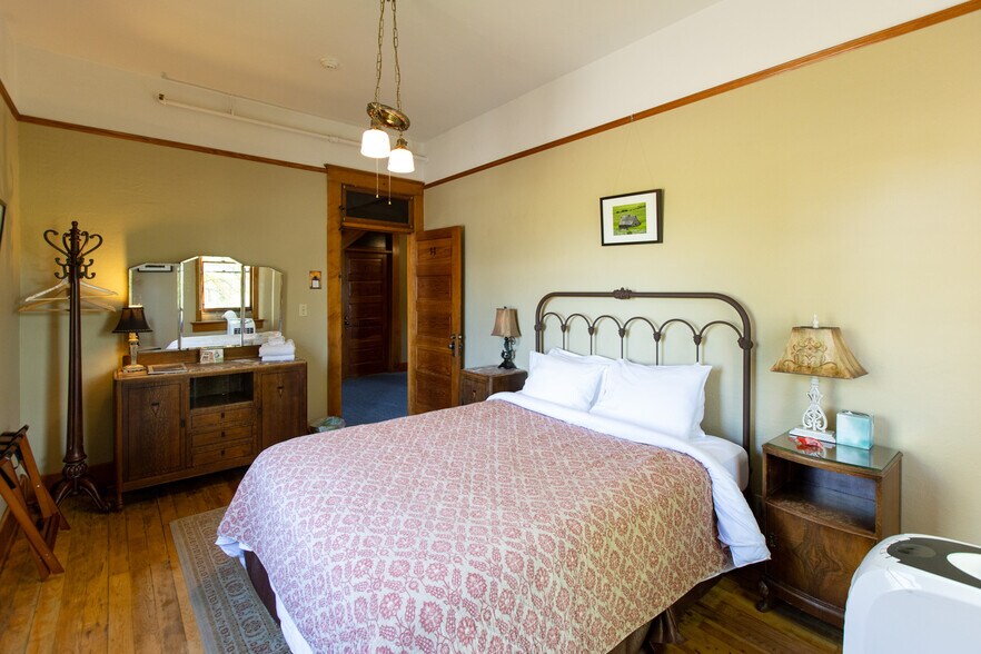 More Photos Of 40 SE Heimrich St, Dufur Hotel For Sale