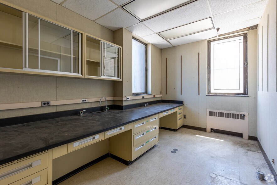 More Photos Of 110 E Warren Ave, Detroit Medical For Lease