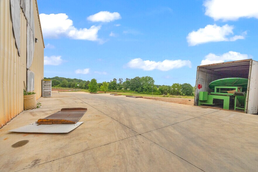 More Photos Of 252 Komplex Dr, Carnesville Warehouse For Sale
