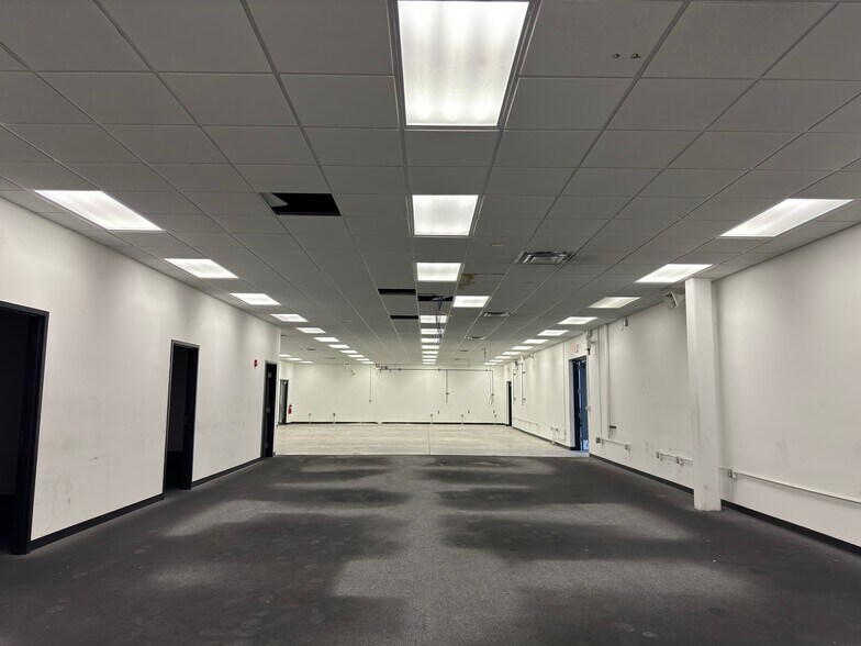 More Photos Of 4055 English Oak Dr, Lansing Light Manufacturing For Lease