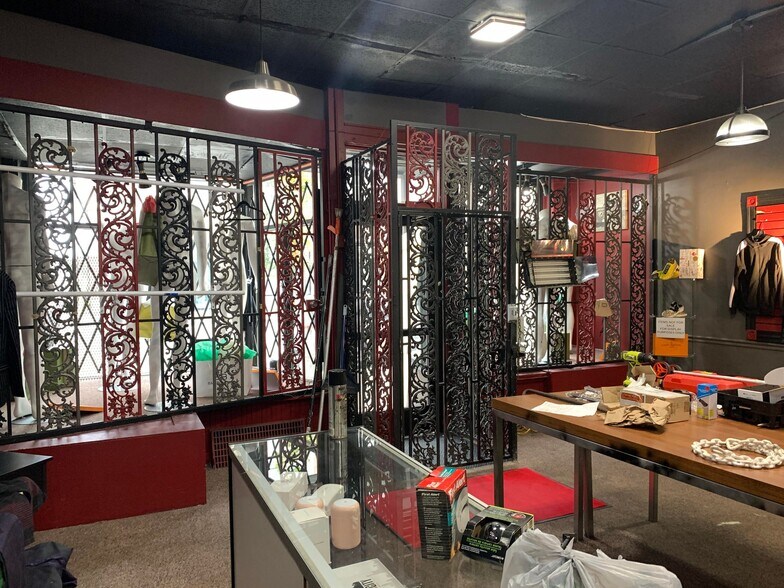 More Photos Of 620 W Historic Mitchell St, Milwaukee Storefront Retail Office For Sale