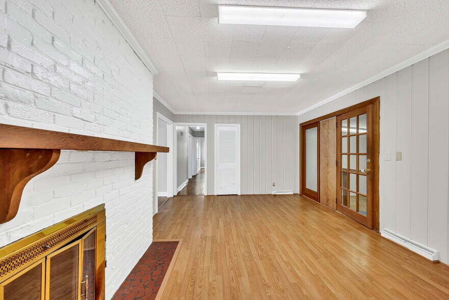 More Photos Of 1 Elizabeth Dr, Greenville Freestanding For Sale