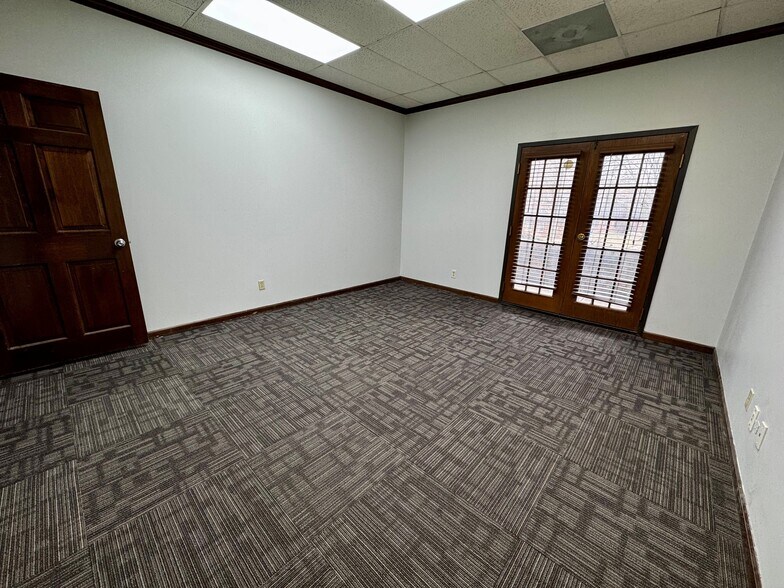 More Photos Of 6800 W 107th St, Overland Park Office For Sale