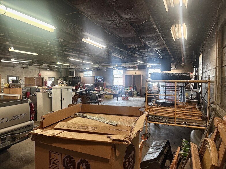 More Photos Of 617 Berry Ave, Bellevue Warehouse For Lease