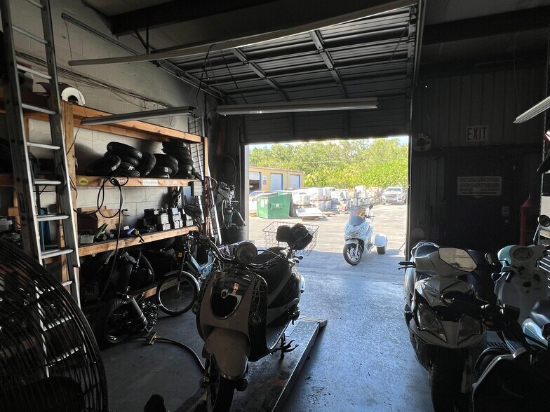 More Photos Of 851-859 US Highway 41 Byp S, Venice Storefront For Lease