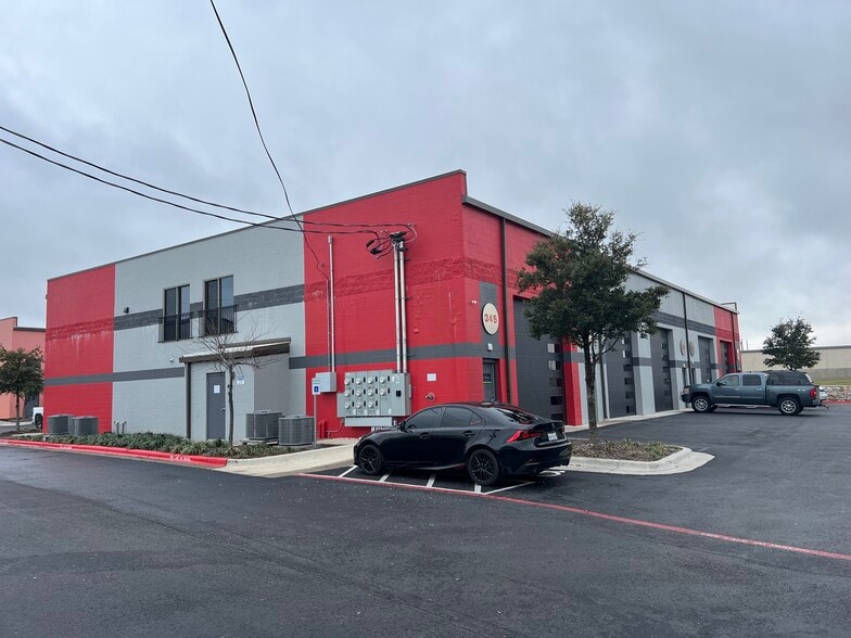 More Photos Of 2100 Double Creek Dr, Round Rock Showroom For Sale