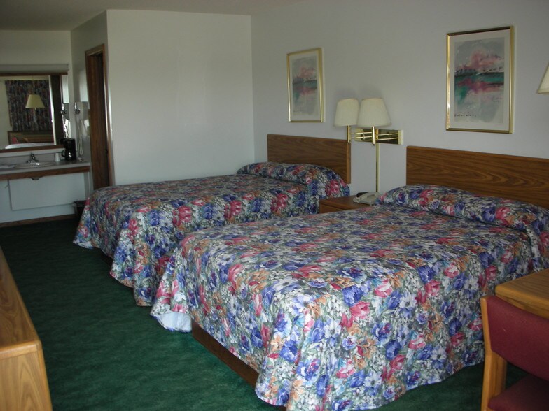 More Photos Of 1406 Gilbert St, Charles City Hotel For Sale