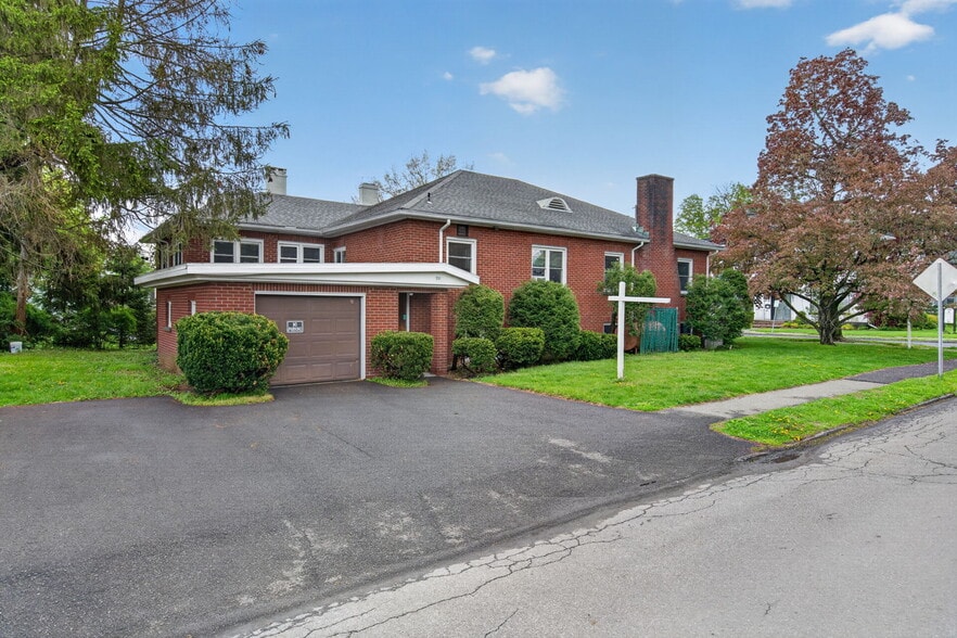 Primary Photo Of 111 Maiden Ln, Kingston Medical For Sale