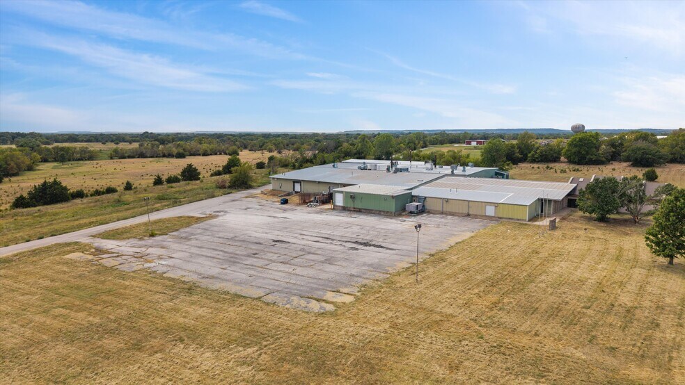 More Photos Of 107 A St., Caney Industrial For Lease