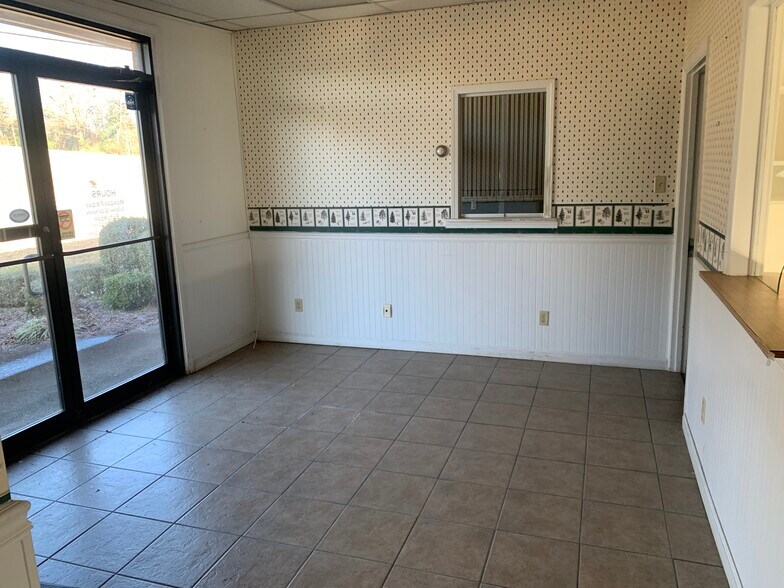 More Photos Of 1321 US Hwy 41 N, Calhoun Office For Lease
