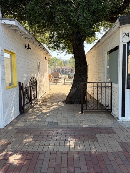 More Photos Of 24251 Main St, Santa Clarita General Retail For Lease