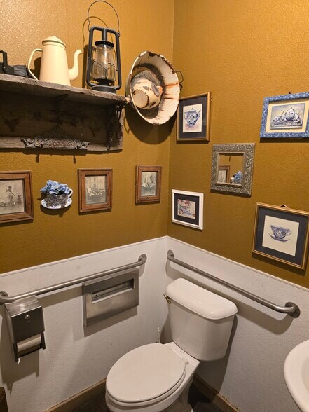 More Photos Of 305 Columbia Ave, Goldfield Bar For Sale