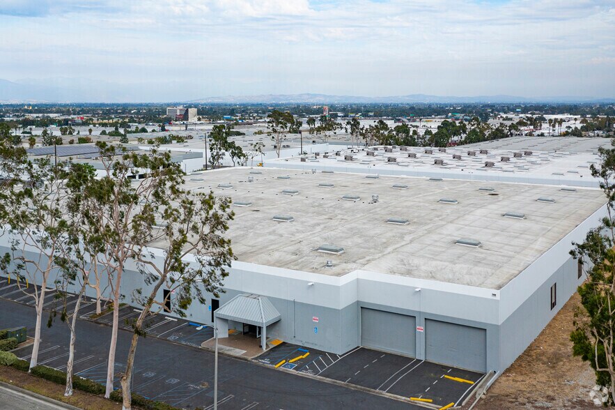 More Photos Of 450 W Apra St, Compton Distribution For Lease