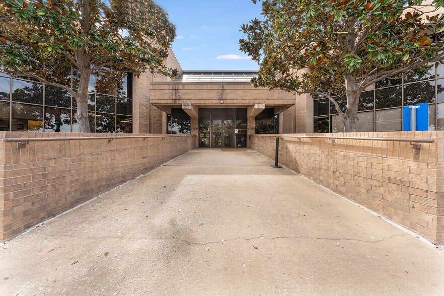 More Photos Of 8330-8350 Meadow Rd, Dallas Office For Sale