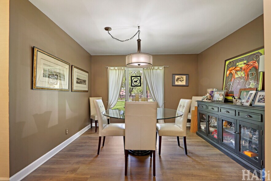 More Photos Of 4403 S Roberts Rd, Island Lake Veterinarian Kennel For Sale