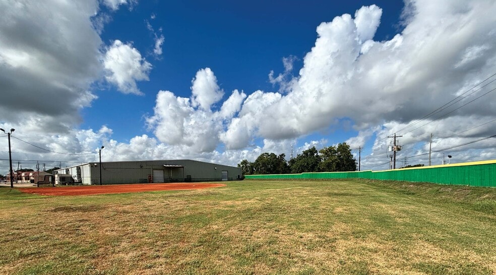 More Photos Of 4501 Avenue H, Rosenberg Warehouse For Sale