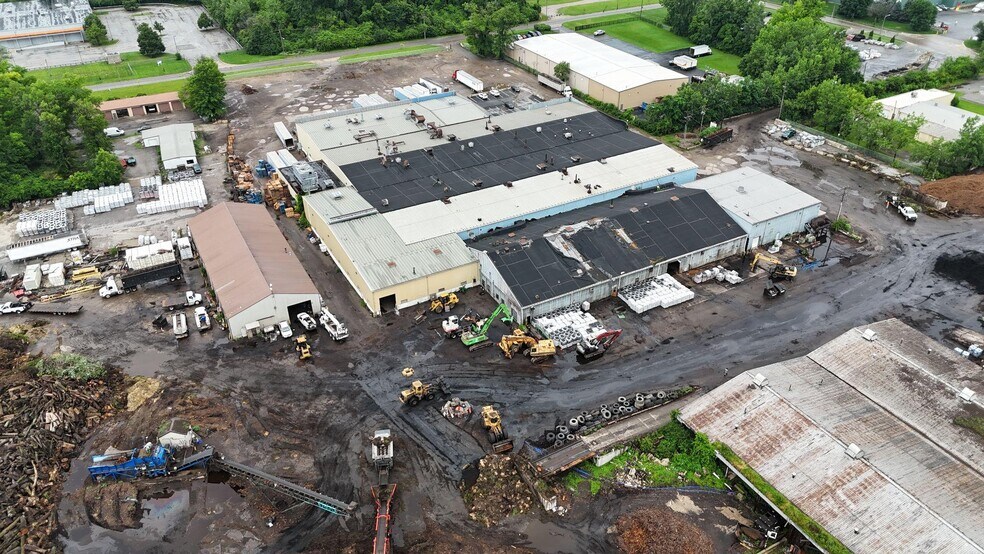 More Photos Of 2100 Advance Ave, Columbus Manufacturing For Lease