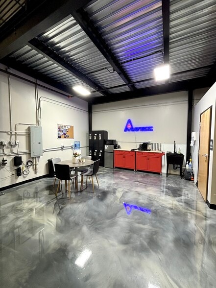 More Photos Of 2100 Double Creek Dr, Round Rock Showroom For Lease