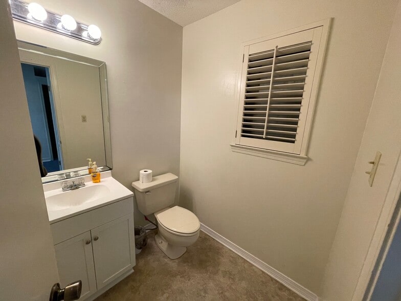 More Photos Of 105 W Camphor Ave, Foley Medical For Lease
